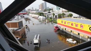 Calles inundadas tras fuertes lluvias en Bangkok, Tailandia, el martes 29 de septiembre de 2026. (AP Foto/Sakchai Lalit)
