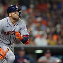 Cam Smith, de los Astros de Houston, corre al conectar un sencillo en el juego del viernes 7 de agosto de 2026 ante los Padres de San Diego (AP Foto/Gregory Bull)