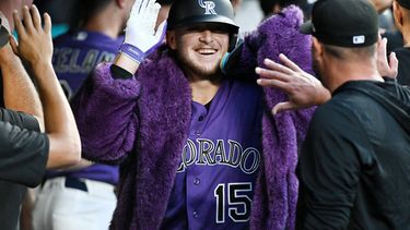 Hunter Goodman, de los Rockies de Colorado, celebra en el dugout tras conectar un jonrón de dos carreras en la quinta entrada de un partido de béisbol contra los Marlins de Miami, el miércoles 1 de julio de 2026, en Denver. (Foto AP/Geneva Heffernan)