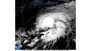 Esta imagen satelital tomada por la Oficina Nacional de Administración Oceánica y Atmosférica (NOAA, por sus siglas en inglés) muestra el huracán Odalys en el océano Pacífico, el 23 de septiembre de 2026. (NOAA vía AP)