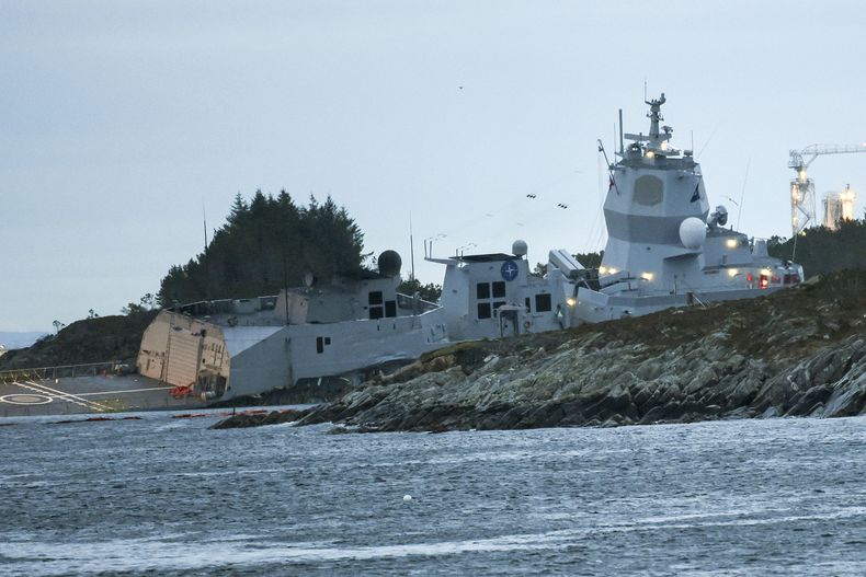 ARCHIVO - La fragata noruega KNM Helge Ingstad hace aguas tras una colisión con el petrolero Sola TS, en Oygarden, Noruega, el jueves 8 de noviembre de 2018. El comandante que estaba de guardia en una fragata de la Marina noruega que se hundió tras chocar con un petrolero en 2018 fue declarado culpable de negligencia en una corte noruega el lunes 15 de mayo de 2023. (Marit Hommedal/NTB Scanpix via AP, Archivo)