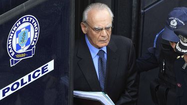 americateve | En esta fotograf&iacute;a de archivo del 22 de abril de 2013, el ministro griego de Defensa Akis Tsochadzopoulos llega al inicio de su juicio por corrupci&oacute;n, en Atenas, Grecia. (Foto AP/FOSPHOTOS/Panagiotis Tzamaros)