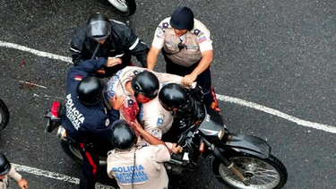 Policía muerto por disparo en protesta