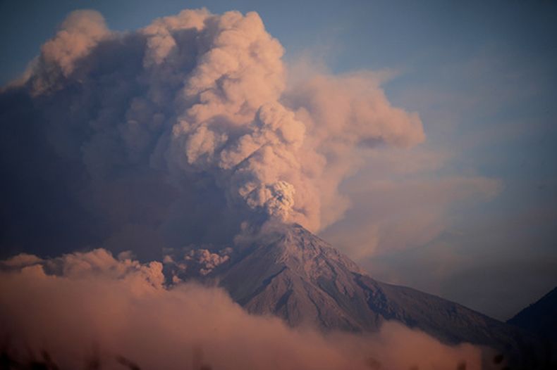 ARCHIVO - El Volcán de Fuego expulsa una nube de ceniza, visto desde Palín, Guatemala, el 10 de marzo de 2025. (AP Foto/Moises Castillo, Archivo)