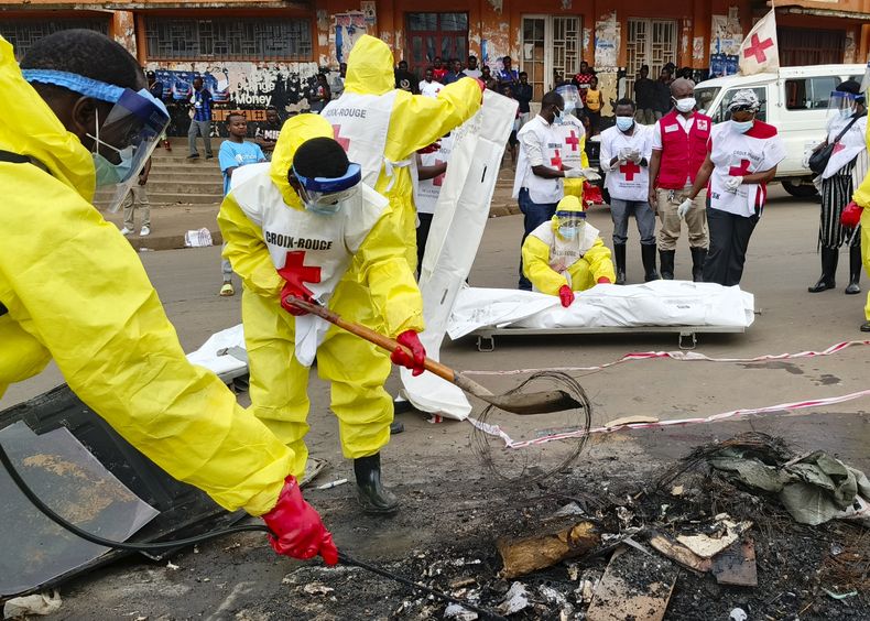 Personal de la Cruz Roja limpia el área de la segunda ciudad más grande de la República Democrática del Congo, Bukavu, un día después de ser tomada por rebeldes del M23, el lunes 17 de febrero de 2025. (AP Foto/Janvier Barhahiga)