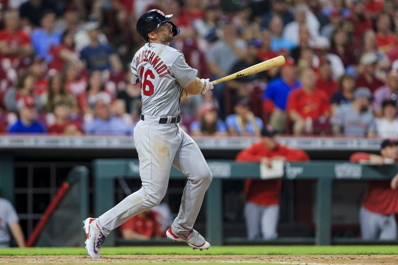 Paul Goldschmidt, de los Cardenales de San Luis, conecta un batazo en el noveno inning del juego ante los Rojos de Cincinnati, el martes 23 de mayo de 2023 (AP Foto/Aaron Doster)