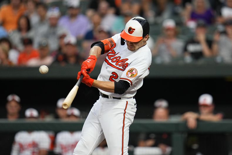 Gunnar Henderson, de los Orioles de Baltimore, conecta un grand slam en el encuentro del martes 13 de junio de 2023, ante los Azulejos de Toronto (AP Foto/Julio Cortez)