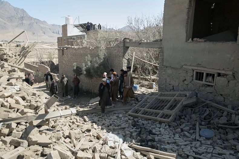Residentes inspeccionan el lugar de un ataque en Kabul, Afganistán, el viernes 13 de marzo de 2026. (Foto AP/Barackatullah Popal)