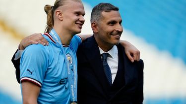 ARCHIVO - El presidente del Manchester City, Khaldoon Al Mubarak (derecha), posa con Erling Haaland, del Manchester City, tras el partido de la Liga Premier entre el Manchester City y el Chelsea en el Etihad Stadium, el 21 de mayo de 2023, en Manchester, Inglaterra. (Foto AP/Jon Super, Archivo)