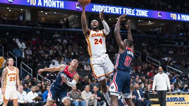 El angoleño Bruno Fernando, de los Hawks de Atlanta, dispara frente a Eugene Omoruyi (97), de los Wizards de Washington, el sábado 25 de noviembre de 2023 (AP Foto/Manuel Balce Ceneta)