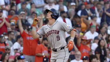 Zach Dezenzo, de los Astros de Houston, hace un gesto mientras se dirige al plato después de conectar un jonrón en la octava entrada contra los Medias Rojas de Boston, el sábado 10 de agosto de 2024, en Boston. (AP Foto/Mark Stockwell)