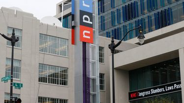 ARCHIVO - National Public Radio (NPR) en North Capitol Street en Washington, 15 de abril de 2013. (Foto AP/Charles Dharapak, archivos)