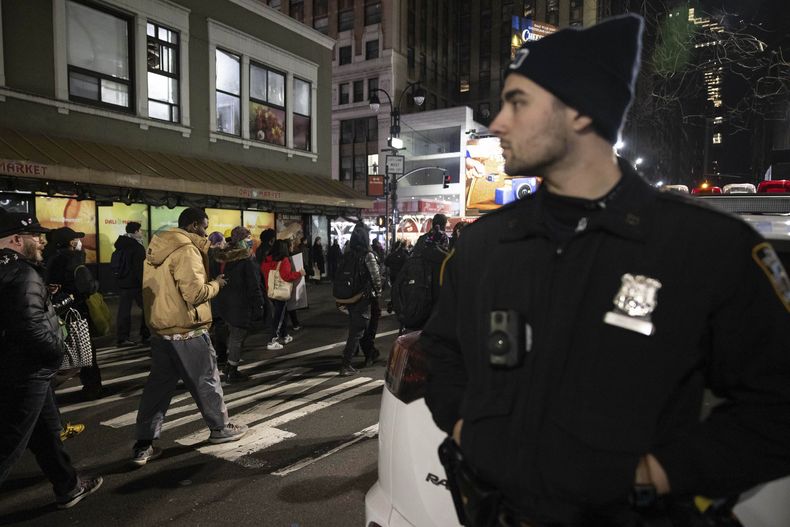 Un policía vigila a manifestantes durante una protesta en la ciudad de Nueva York el 28 de enero de 2023.. (AP Foto/Yuki Iwamura)