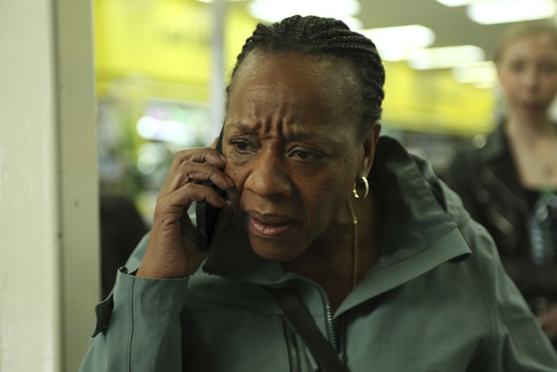 Esta imagen difundida por Bleecker Street muestra a Marianne Jean-Baptiste en una escena de Hard Truths. (Simon Mein/Bleecker Street via AP)