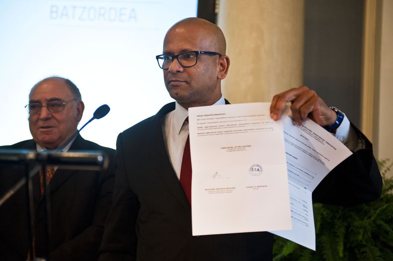 Ram Manikkalingam, miembro de la comisi[on que supervisa el cese de fuego del grupo separatista vasco ETA, anunciado en 2011, muestra un documento de ETA despu&eacute;s que el grupo anunci&oacute; un primer gesto de desarme, decomisioando un peque&ntilde;