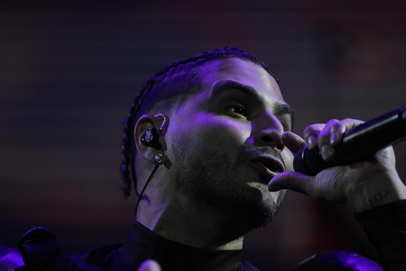 El músico urbano puertorriqueño Álvaro Díaz durante su presentación en el festival AXE Ceremonia en el parque Bicentenario en la Ciudad de México el sábado 23 de marzo de 2024. (Foto AP/Marco Ugarte)