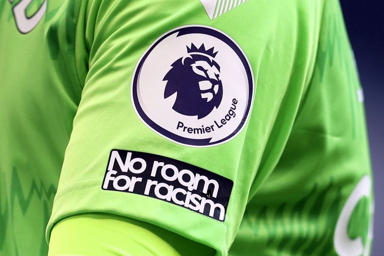 ARCHIVO- Foto del 13 de septiembre del 2020, el logo de la Liga Premier visible en la camiseta del portero del Everton Jordan Pickford en el duelo ante Tottenham. El jueves 6 de junio del 2024, la Liga Premier pondrá a prueba dos nuevos sistemas financieros para salario máximo. (Cath Ivill/Pool via AP, Archivo)