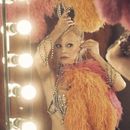 En esta imagen publicada por Roadside Attractions, Pamela Anderson en una escena de The Last Showgirl. (Zoey Grossman/Roadside Attractions via AP)