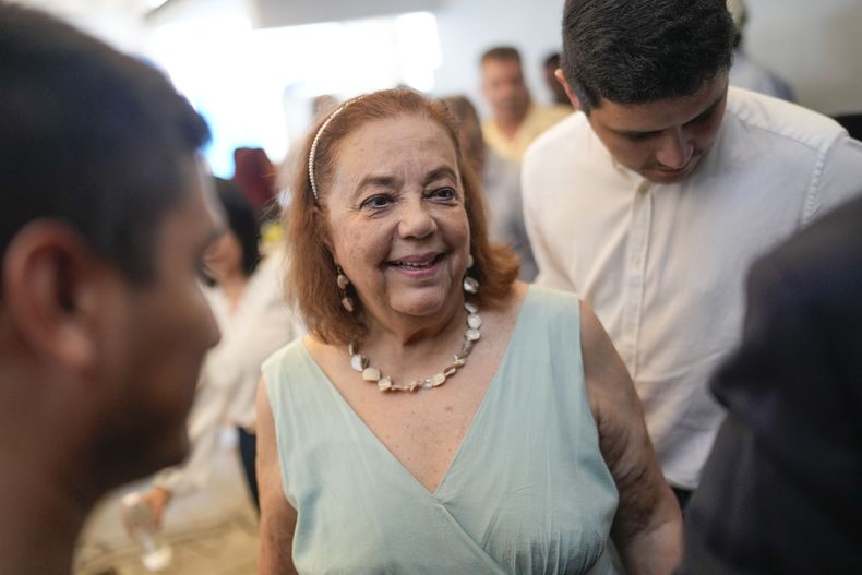 La candidata presidencial de la oposición, Corina Yoris, habla con la gente después de dar una conferencia de prensa el lunes 25 de marzo de 2024, en Caracas, Venezuela. (AP Foto/Matías Delacroix)