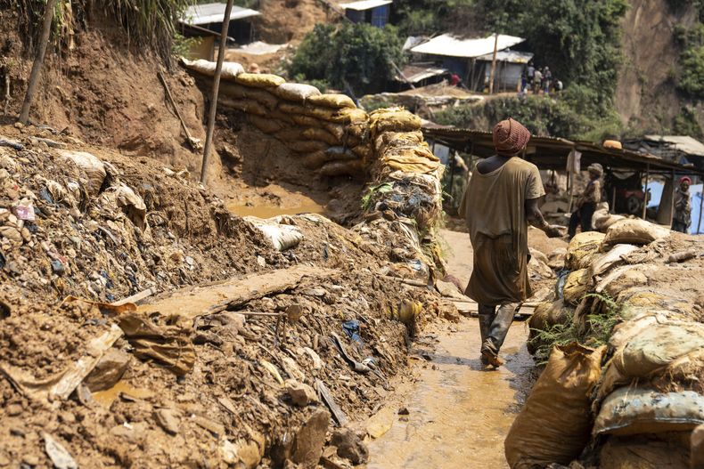 ARCHIVO – Trabajadores de una mina de oro, el 5 de septiembre de 2024, en Kamituga, provincia de Kivu del Sur, en el este de la República Democrática del Congo. (AP Foto/Moses Sawasawa, Archivo)