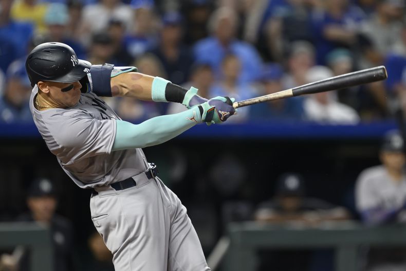 Aaron Judge, de los Yankees de Nueva York, sacude un jonrón de dos carreras en el juego ante los Reales de Kansas City, el martes 11 de junio de 2024 (AP Foto/Reed Hoffmann)