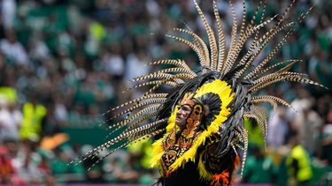 Un artista durante la ceremonia de inauguración del Mundial 2026 previo al partido entre el anfitrión de México y Sudáfrica en el Estadio Azteca de la Ciudad de México, el jueves 11 de junio de 2026. (AP Foto/Natacha Pisarenko)
