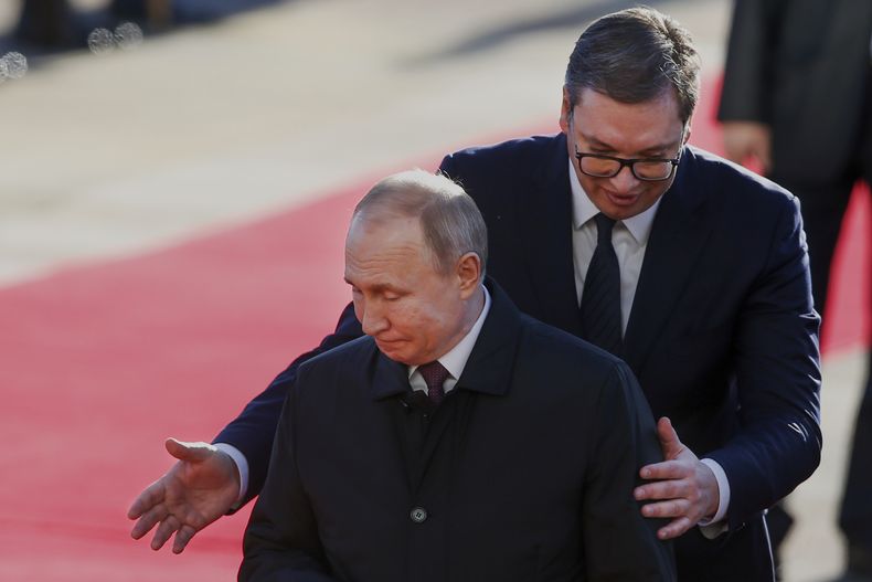 El presidente serbio Aleksandar Vucic (der) con el presidente ruso Vladimir Putin en Belgrado el 17 de enero del 2019. (AP foto/Darko Vojinovic)