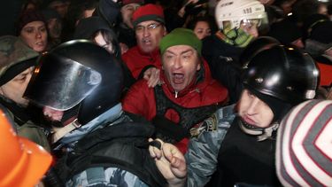americateve | Activistas partidarios de la entrada de Ucrania en la Uni&oacute;n Europea bloquean a la polic&iacute;a antimotines cerca de una estaci&oacute;n policial de Kiev, Ucrania, el s&aacute;bado 11 de enero de 2014. (Foto AP/Serguei Chuzavkov)