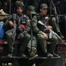 Militares a la espera cerca de la puerta principal del centro penitenciario de Tocorón durante la invertención en el mismo, en Tocorón, Venezuela, el miércoles 20 de septiembre de 2023. Militares ejecutaron la intervención en un intento de desmantelar una de las bandas criminales en el país, de acuerdo con el ministro de Interior, el almirante en jefe Remigio Ceballos. (AP Foto/Ariana Cubillos)