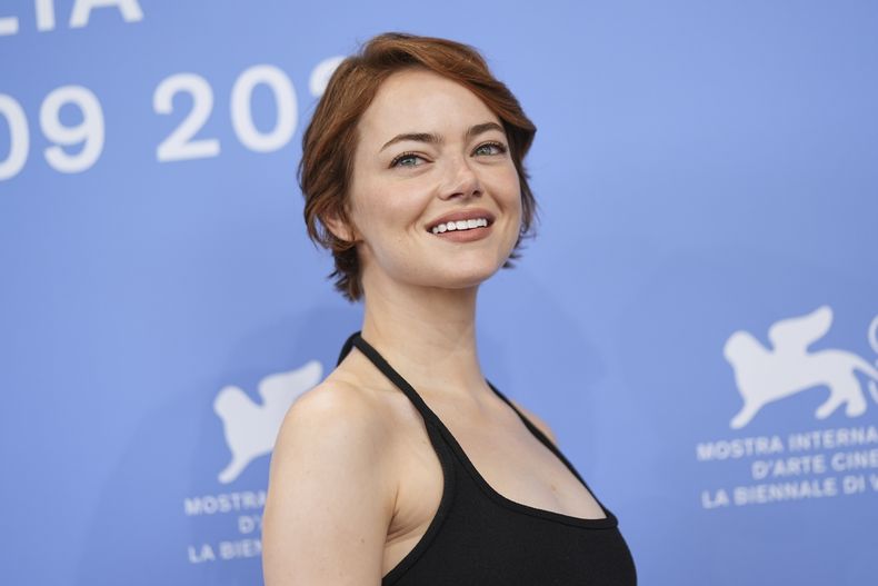Emma Stone posa en la sesión fotográfica de la película Bugonia durante la 82ª edición del Festival de Cine de Venecia en Venecia, Italia, el jueves 28 de agosto de 2025. (Foto Scott A Garfitt/Invision/AP)
