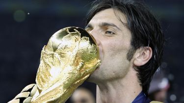 ARCHIVO - El arquero italiano Gianluigi Buffon besa el trofeo de campeón en el Mundial de 2006 tras la victoria 5-3 ante Francia en la definición por penales, el domingo 9 de julio de 2006, en Berlín. (AP Foto/Thomas Kienzle)
