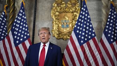 El candidato presidencial republicano y expresidente Donald Trump pronuncia un discurso desde su finca Mar-a-Lago, el lunes 4 de marzo de 2024, en Palm Beach, Florida. (AP Foto/Rebecca Blackwell)