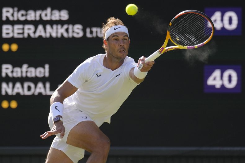 ARCHIVO - Foto del 30 de junio del 2022, el español Rafael Nadal frente al lituano Ricardas Berankis en la segunda ronda de Wimbledon. El jueves 16 de noviembre del 2023, Nadal dice que volverá y pronto revelará su calendario de regreso. (AP Foto/Kirsty Wigglesworth, Archivo)