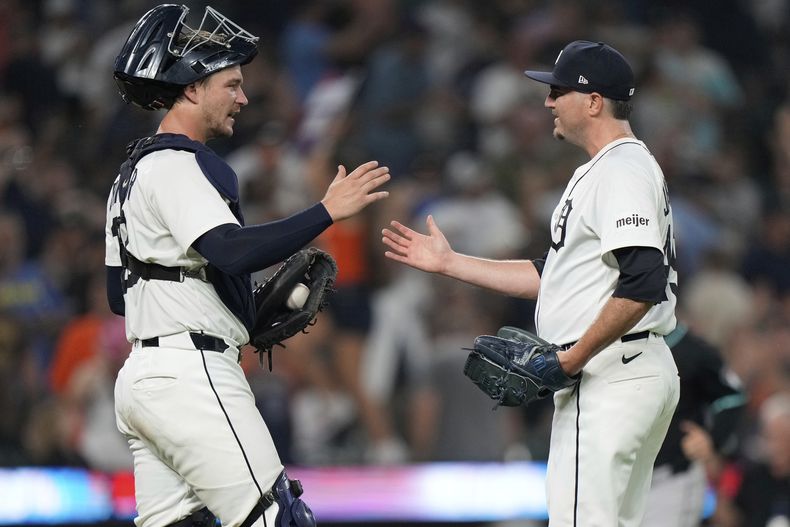 El relevista de los Tigres de Detroit Luke Jackson celebra con elcatcher Dillon Dingler la victoria ante los Diamondbacks de Arizona el martes 29 de julio del 2025. (AP Foto/Ryan Sun)
