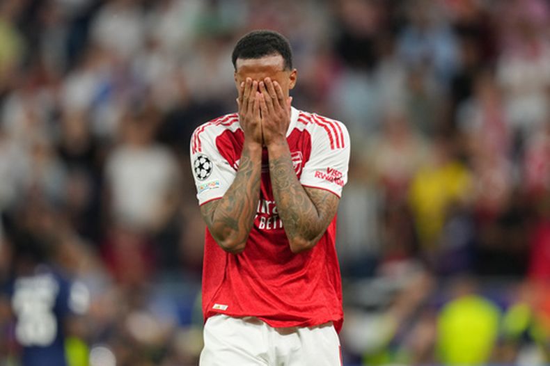 Gabriel Magalhaes reacciona tras fallar un remate para Arsenal en la tanda de penales de la final de la Liga de Campeones, el sábado 30 de mayo de 2026, en Budapest. (AP Foto/Andreea Alexandru)