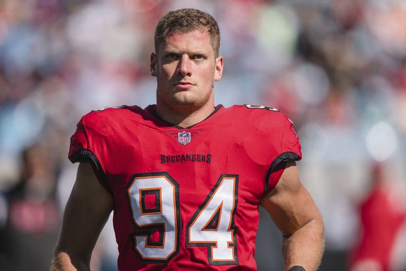 ARCHIVO - Carl Nassib, linebacker de los Buccaneers de Tampa Bay, observa el campo durante un partido de la NFL en contra de los Panthers de Carolina, el domingo 23 de octubre de 2022, en Charlotte, Carolina del Norte. Nassib, el primer jugador abiertamente gay que participó en un partido de temporada regular de la NFL, anunció su retiro el miércoles 6 de septiembre de 2023. Jugó con Cleveland, Tampa Bay y Las Vegas. (AP Foto/Jacob Kupferman, Archivo)