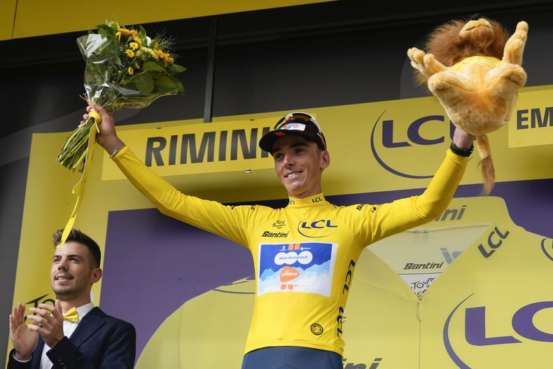 El francés Romain Bardet celebra en el podio tras ganar la primera etapa del Tour de Francia con el maillot amarillo en Rimini, Italia el sábado 29 de junio del 2024. (AP Foto/Jerome Delay)