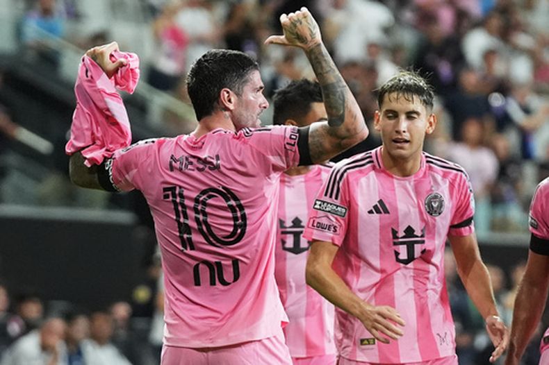 El argentino Rodrigo de Paul, del Inter Miami, muestra la camiseta de su compatriota y compañero Lionel Messi tras anotar ante Monterrey en la Leagues Cup, el sábado 8 de agosto de 2026. Messi no jugó el encuentro por el deceso de su padre (AP Foto/Lynne Sladky)