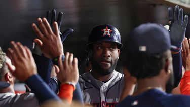 El cubano Yordan Álvarez de los Astros de Houston celebra su jonrón de tres carreras en la quinta entrada ante los Atléticos el sábado 26 de septiembre del 2026. (AP Foto/Sara Nevis)