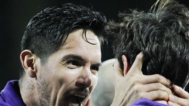 americateve | El jugador de la Fiorentina, Rafal Wolski, derecha, es felicitado por su compa&ntilde;ero peruano Juan Manuel Vargas tras anotar un gol contra Atalanta por la Serie A el s&aacute;bado, 8 de febrero de 2014, en Florencia, Italia. (AP Photo/Fabrizio Giovann