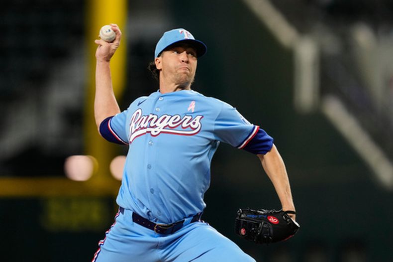 Jacob Degrom, lanzador de los Rangers de Texas, trabaja en la primera entrada del juego de béisbol de Grandes Ligas contra los Cachorros de Chicago, el domingo 10 de mayo de 2026, en Arlington, Texas. (AP Foto/Tony Gutierrez)