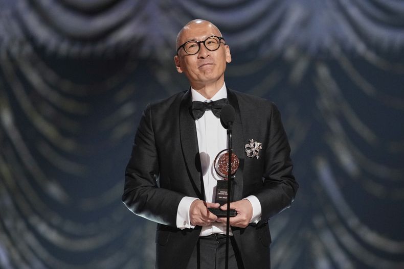 Francis Jue acepta el premio al mejor actor de reparto en una obra por Yellow Face durante los 78.º premios Tony el domingo 8 de junio de 2025 en el Radio City Music Hall de Nueva York. (Foto Charles Sykes/Invision/AP)