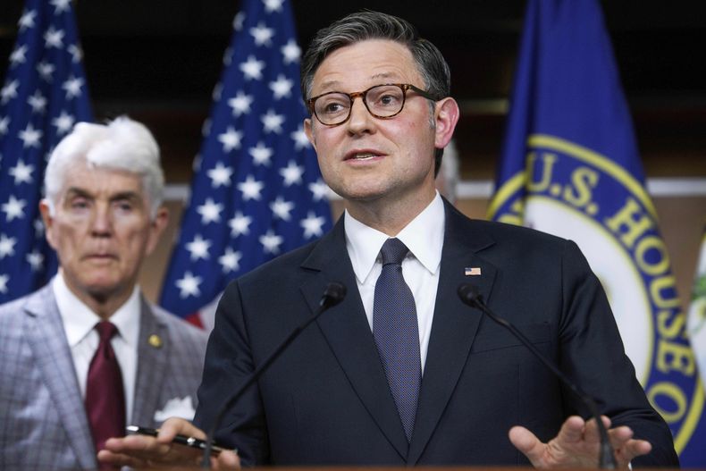 El presidente de la Cámara de Representantes de EEUU, Mike Johnson, republicano por Luisiana, habla durante una conferencia de prensa en el Capitolio, el 6 de mayo de 2025, en Washington. (AP Foto/Rod Lamkey, Jr., Archivo)