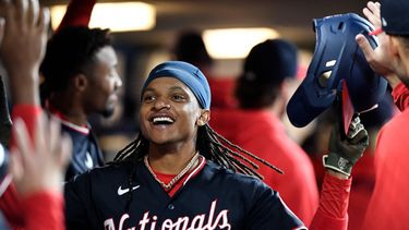 CJ Abrams de los Nacionales de Washington es felicitado por sus compañeros tras su jonrón de dos carreras en la séptima entrada ante los Tigres de Detroit el martes 22 de septiembre del 2026. (AP Foto/Jose Juarez)