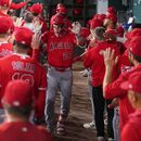 Mike Trout, bateador designado de los Angelinos de Los Ángeles, es felicitado en el dugout después de batear un jonrón de dos carreras contra los Rangers de Texas durante la octava entrada del juego de béisbol de Grandes Ligas del miércoles 8 de julio de 2026, en Arlington, Texas. (AP Foto/Julio Cortez)