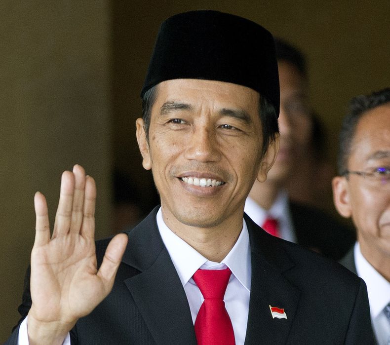 Joko Widodo saluda antes de jurar el cargo como s&eacute;ptimo presidente de Indonesia, en el Parlamento de Yakarta, Indonesia, el 20 de octubre de 2014. (AP Foto/Mark Baker)