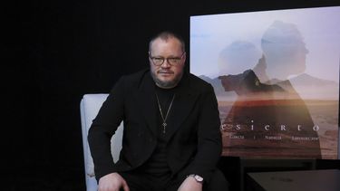El músico mexicano Leonel García posa durante una entrevista sobre su álbum El show, en la Ciudad de México, el miércoles 11 de junio de 2025. (Foto AP/Berenice Bautista)