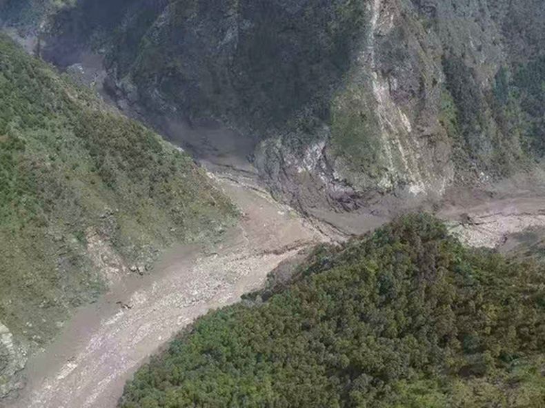 Esta fotografía, difundida por la agencia de noticias Xinhua, muestra una zona afectada por un deslizamiento de tierra cerca del puerto de Gyirong, el miércoles 26 de agosto de 2026, en la Región Autónoma del Tíbet, en el suroeste de China. (Xinhua vía AP)