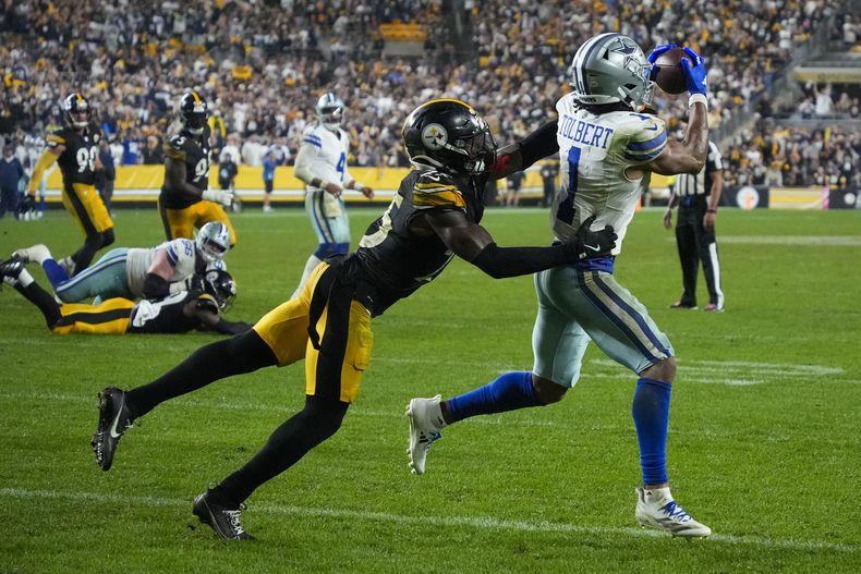 El wide receiver Jalen Tolbert (1), de los Cowboys de Dallas, atrapa un pase de touchdown mientras el safety DeShon Elliott, de los Steelers de Pittsburgh, intenta evitarlo durante la segunda mitad del partido de la NFL, el domingo 6 de octubre de 2024, en Pittsburgh. Los Cowboys ganaron 20-17. (AP Foto/Gene J. Puskar)