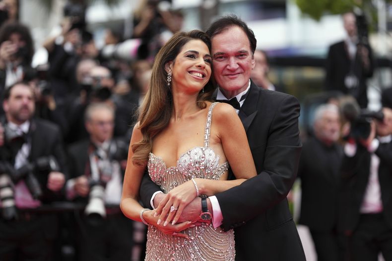 Daniella Pick y Quentin Tarantino en el Festival de Cine de Cannes en Francia el 13 de mayo del 2025. (Scott A Garfitt/Invision/AP)